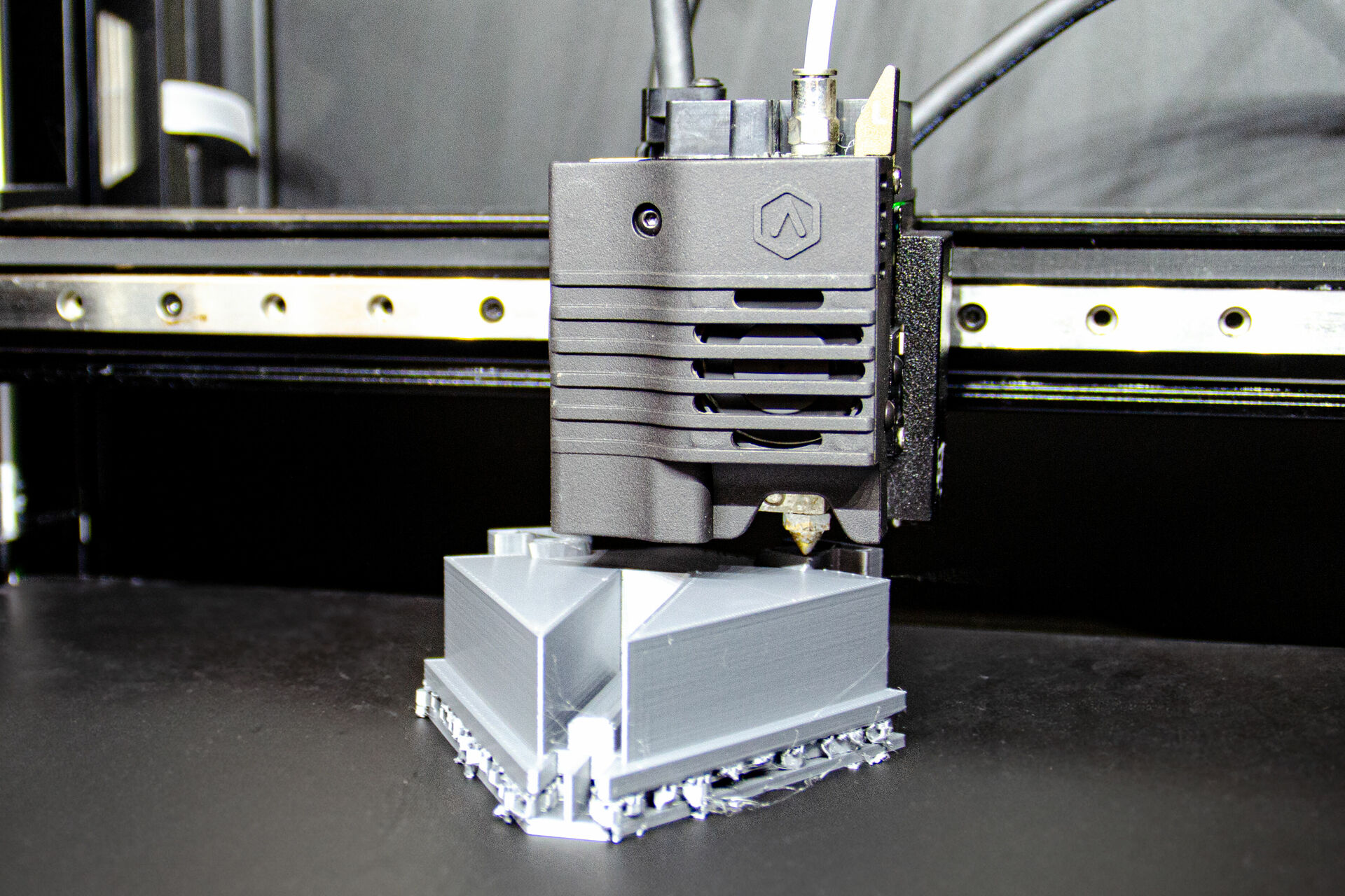 3D-Druckkopf in Nahaufname mit gedrucktem Bauteil