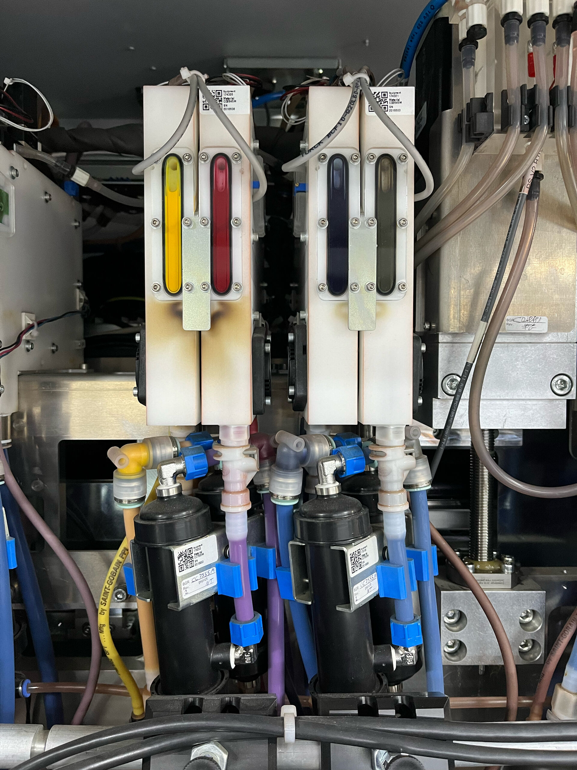 Ansicht von 4 Druckköpfen in einem industriellen Großformatdrucker
