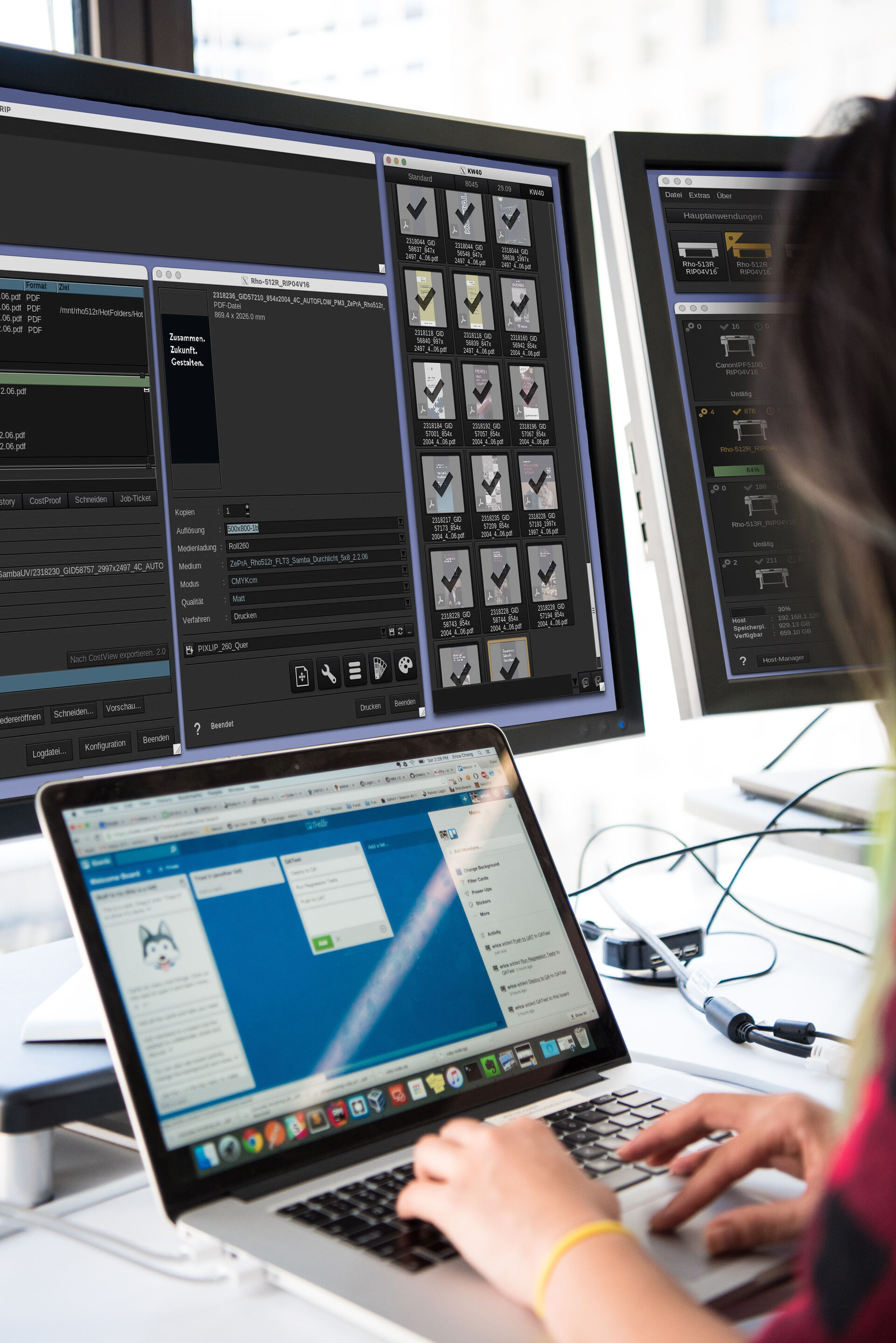 Ansicht einer Frau am Computer mit Drucksoftware