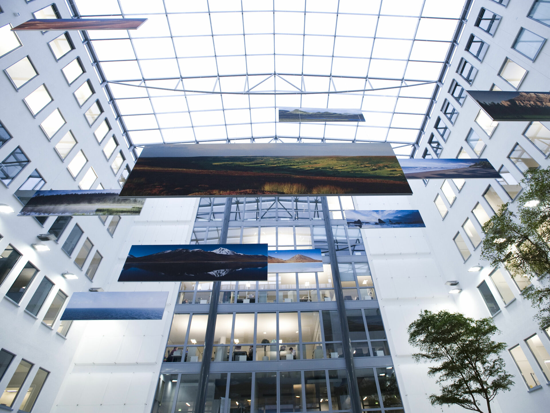 Mehrere Banner senkrecht abgehangen in lichtdurchflutetem Atrium