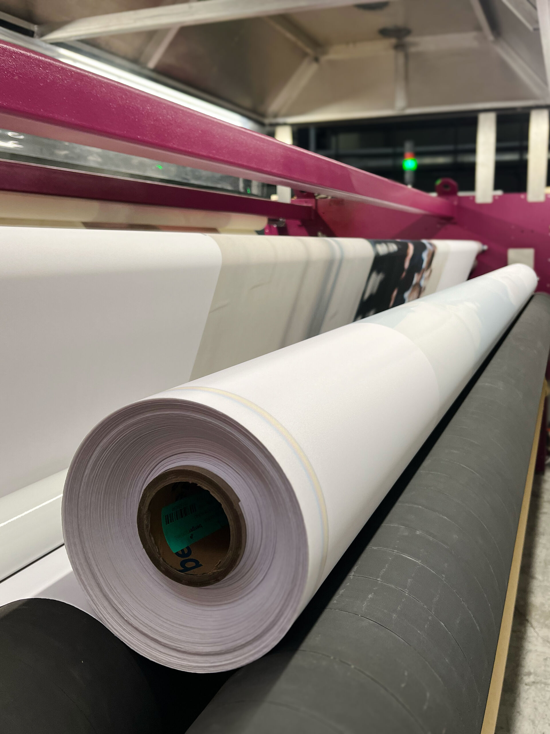 Bedrucktes Textil, aufgerollt auf 2 Transportrollen im Kalender
