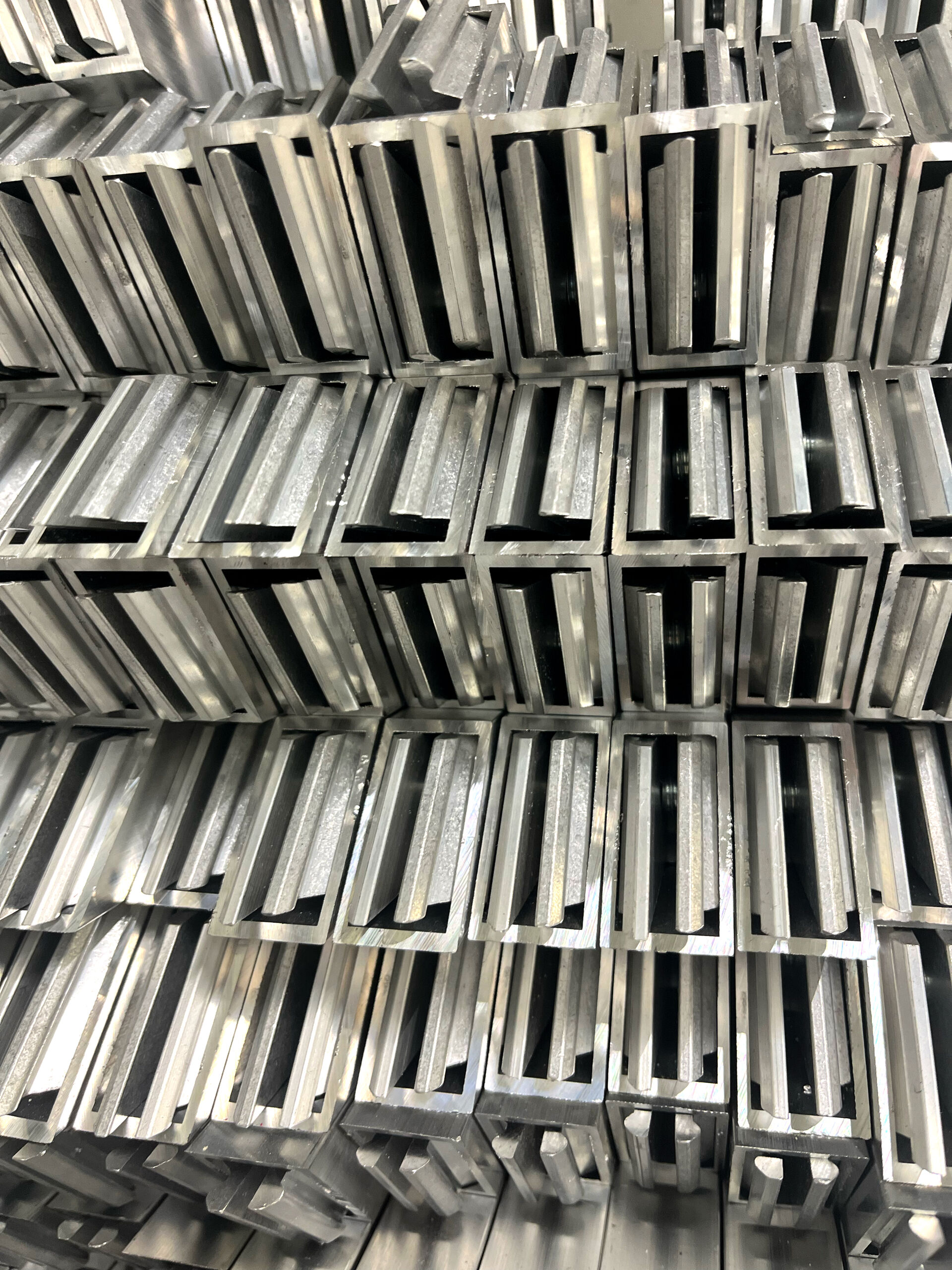 Gestapelte Strebenschlösser eines Aluminiumprofils
