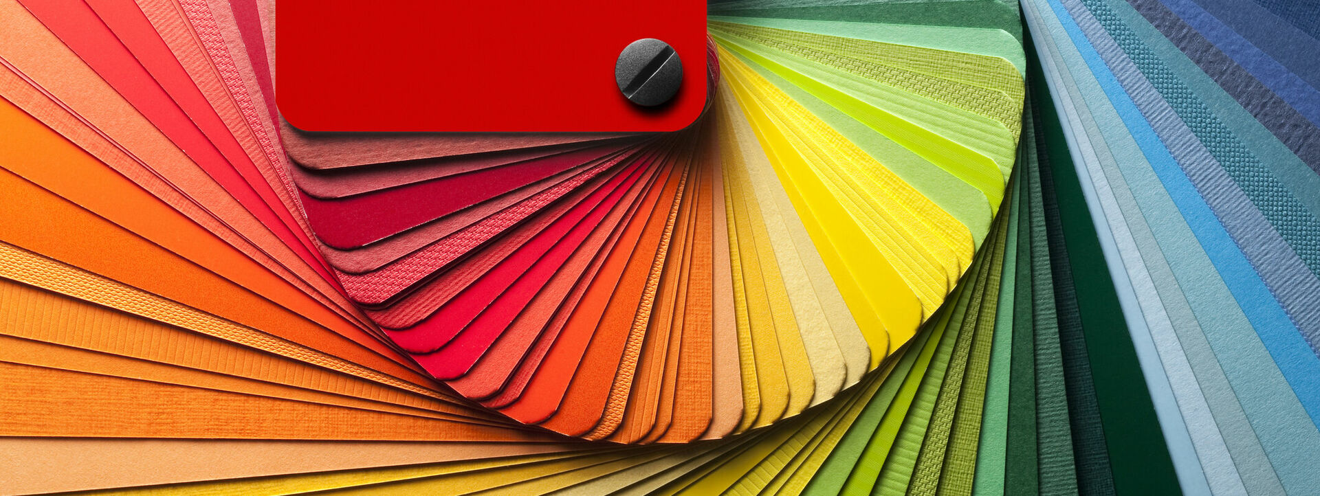 Aufgefächerte Farbkarte mit Farbverlauf
